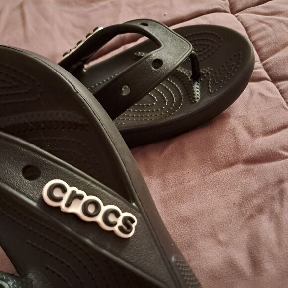 Crocs Flip Flops Women's 8 Black Croslite Lightweight Classic Logo Rubber Comfy - Picture 3 of 6